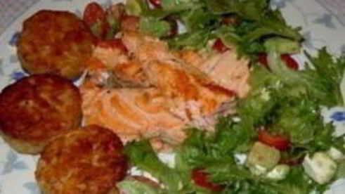 стейки из семги, маринованные в дижонской горчице с зеленым салатом