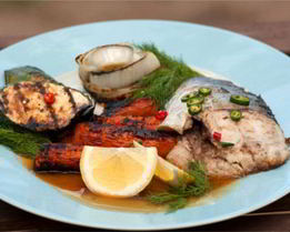 Стейки из толстолобика с овощами гриль