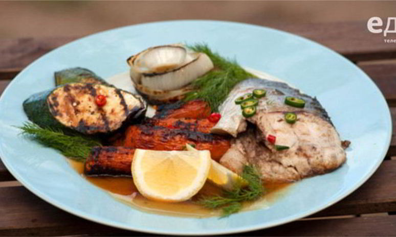 Рецепт стейков из толстолобика с овощами гриль