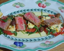 Стейки из тунца с помидорами, яйцами и руколой