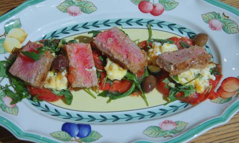 Рецепт стейков из тунца с помидорами, яйцами и руколой
