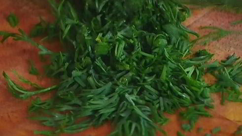 стейки из тунца с помидорами, яйцами и руколой