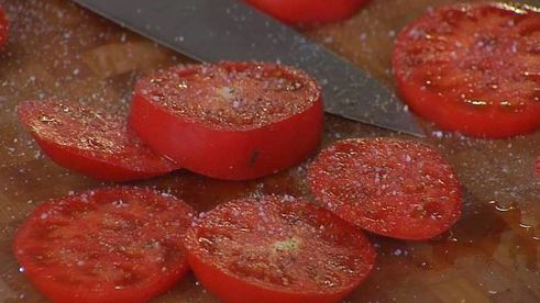 стейки из тунца с помидорами, яйцами и руколой