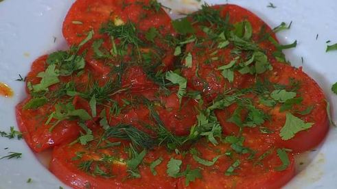 стейки из тунца с помидорами, яйцами и руколой