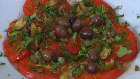 стейки из тунца с помидорами, яйцами и руколой