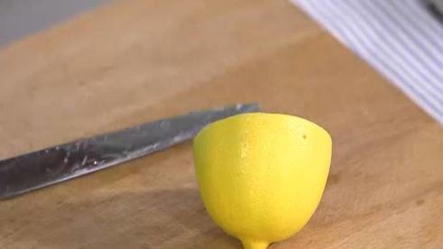 стейки из тунца с помидорами, яйцами и руколой