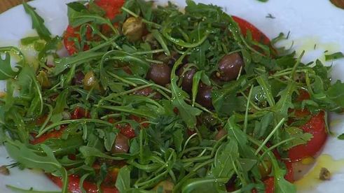 стейки из тунца с помидорами, яйцами и руколой