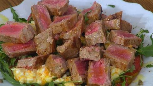 стейки из тунца с помидорами, яйцами и руколой