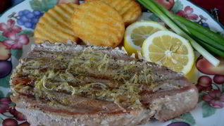Стейки тунца с лимонным маслом и черным перцем