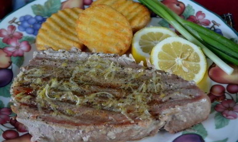 Рецепт стейков тунца с лимонным маслом и черным перцем