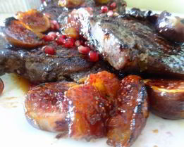 Свиные стейки гриль под винным маринадом с инжирным соусом