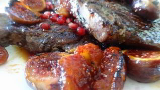 Свиные стейки гриль под винным маринадом с инжирным соусом