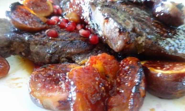 Рецепт свиных стейков гриль под винным маринадом с инжирным соусом