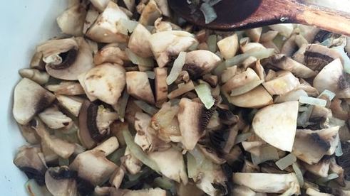 куриные тефтели с сюрпризом в сливочном соусе