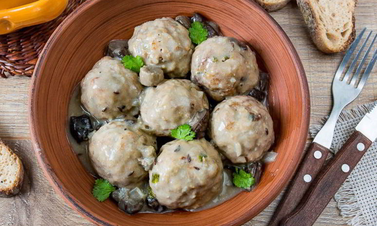 Рецепт нежных тефтелей в грибном соусе