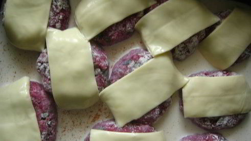 свекольно-мясные тефтели с грибной начинкой