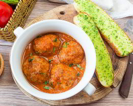 Тефтели с чесночным хлебом