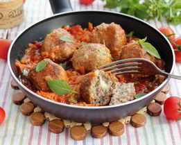 Тефтели с моцареллой в томатно-овощном соусе