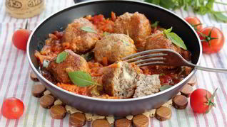 Тефтели с моцареллой в томатно-овощном соусе