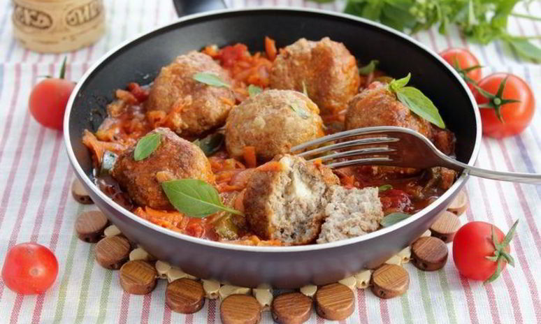 Рецепт тефтелей с моцареллой в томатно-овощном соусе
