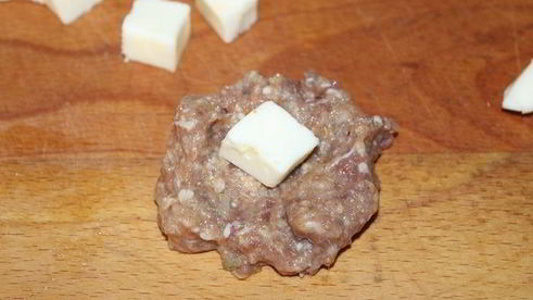 тефтели с моцареллой в томатно-овощном соусе