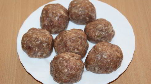 тефтели с моцареллой в томатно-овощном соусе