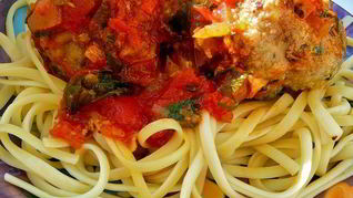 Тефтели с сыром и шпинатом, в томатном соусе