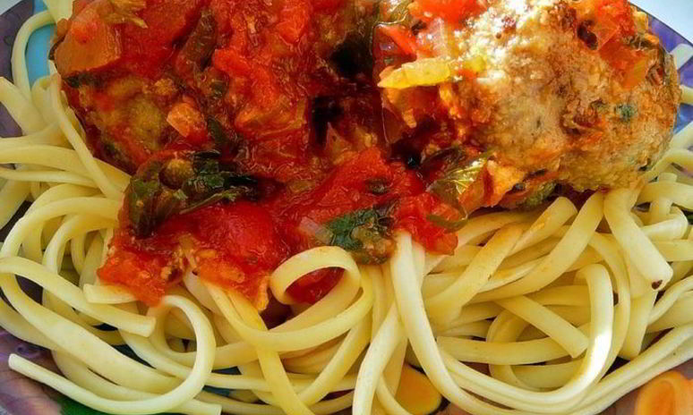 Рецепт тефтелей с сыром и шпинатом, в томатном соусе