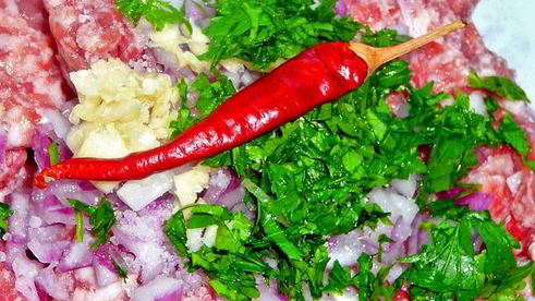 тефтели с сыром и шпинатом, в томатном соусе