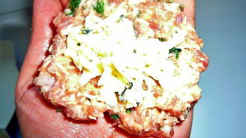 тефтели с сыром и шпинатом, в томатном соусе