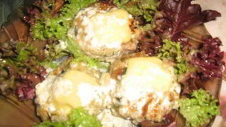 Тефтели со шпинатом под йогуртно-сливочным соусом