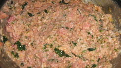 тефтели со шпинатом под йогуртно-сливочным соусом