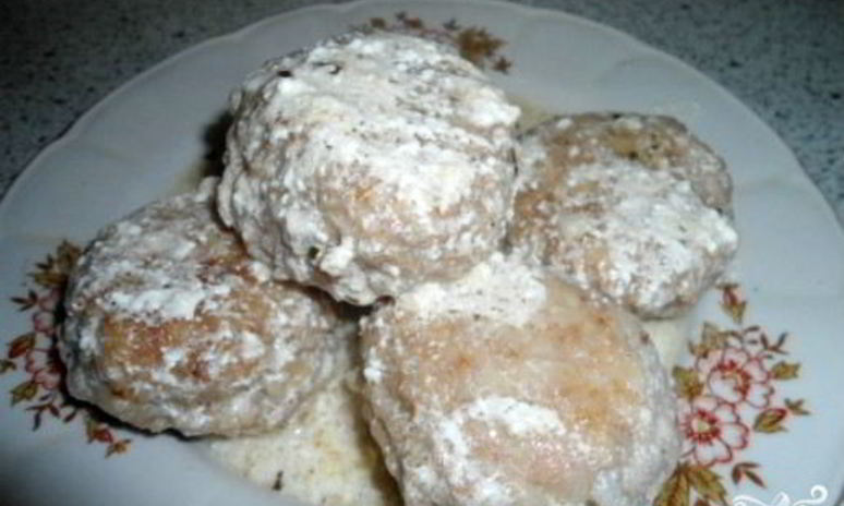 Рецепт тефтелей со сметанной подливкой