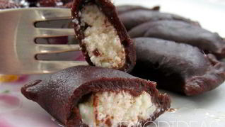 Шоколадные вареники с творогом