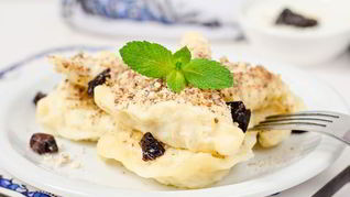 Вареники с черносливом и корицей