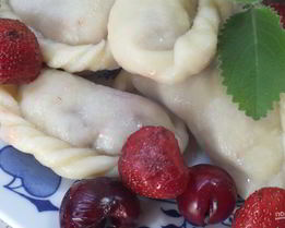 Вареники с вишней и клубникой