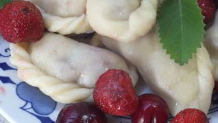 Вареники с вишней и клубникой