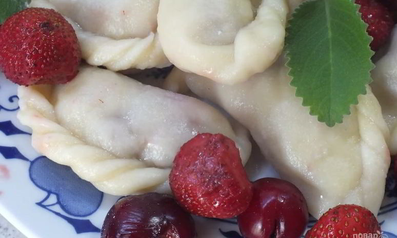 Рецепт вареников с вишней и клубникой