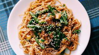 Яичная лапша с вигной и цукини