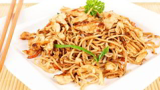 Яичная вок лапша с курицей