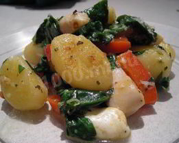 Жареные ньокки с зеленью и белой фасолью