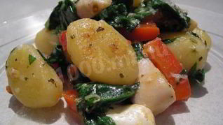 Жареные ньокки с зеленью и белой фасолью