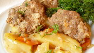 Пьяноежаркое из говядины запеченное в горшочке