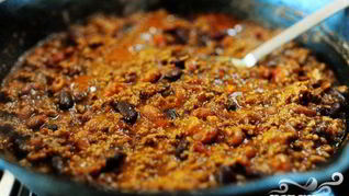 Жаркое из говядины с фасолью и помидорами