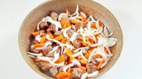 жаркое из говядины с зеленым луком