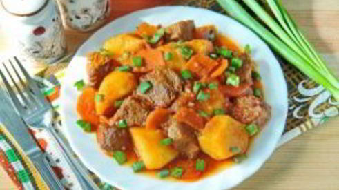 жаркое из говядины с зеленым луком