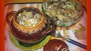Жаркое с грибами в горшочках