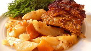 Жаркое со свиными ребрышками в пикантном маринаде