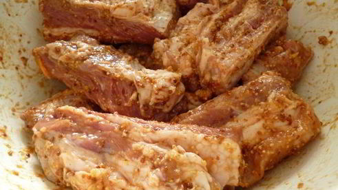 жаркое со свиными ребрышками в пикантном маринаде