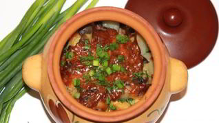 Жаркое в духовке со свининой и грибами